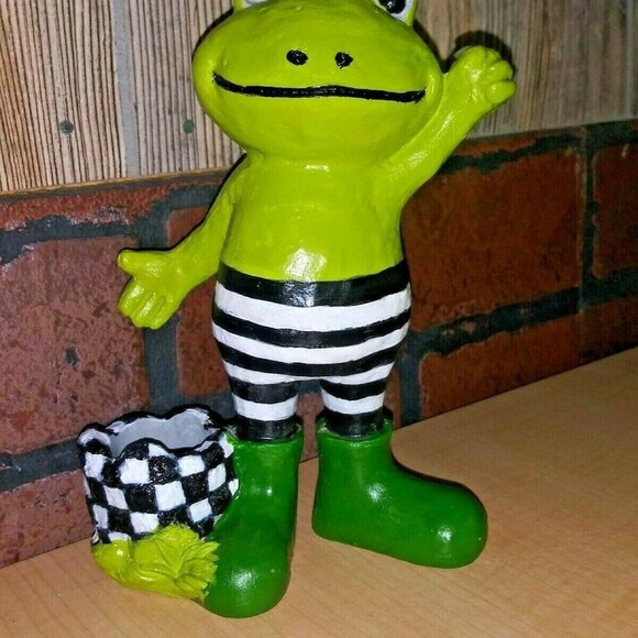 Frog statue resin Black white stripes designer inspired indoor/outdoor decor - Picture 9 of 12